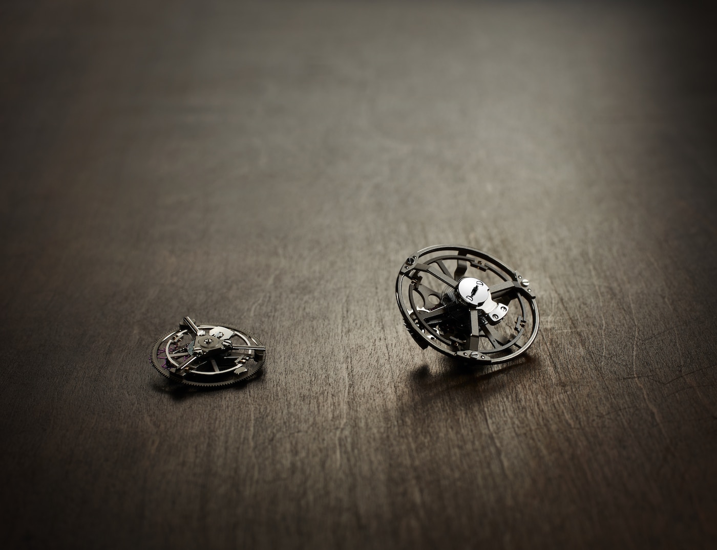 Côte à côte, l’ensemble tourbillon de la Classique Tourbillon Extra-Plat et celui de la Tradition Tourbillon.