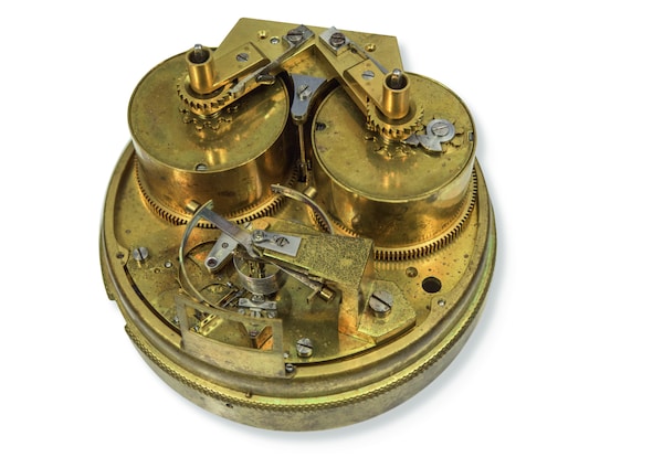 Mouvement du chronomètre de marine no3196 à deux barillets. Au premier plan, l’échappement à ◆ Chronomètre de marine no 3196 vendu le 14 janvier 1822 détente-ressort de haute précision.