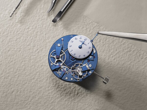 SF_TRADITION_7037BB_POSE