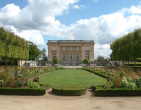寶璣贊助法國新古典主義建築歷史的瑰寶：凡爾賽宮（Château de Versailles）的小特里亞儂宮（the Petit Trianon of Versailles）
