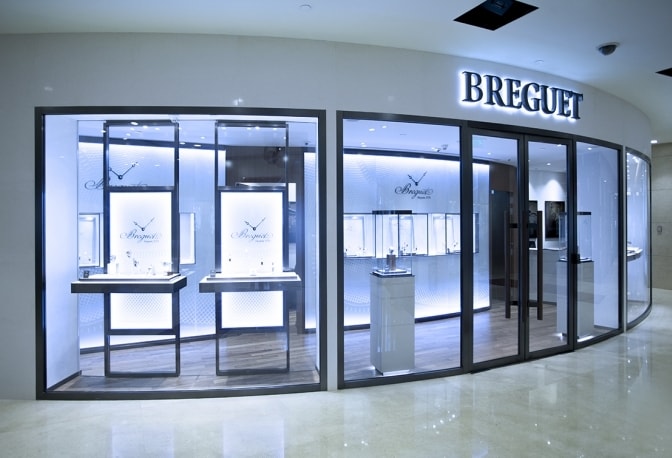 2015年6月6日金曜日、ブレゲは北京パークライフセンターに新たなブティックをオープンしました。このブティックは、これまで同施設で営業していたブレゲのショウケースを移転したものです。広さ40平方メートルの新たなブティックは、独自のモチーフをベースに設計され、ブレゲのブティックに共通する特徴の一つであるギヨシェ模様の刻まれたガラスファサードが美しい曲線を描いています。ブティック内では、その外観を映し出すショーケースがお客様を暖かく迎え、ブレゲの様々なタイムピースを展示しています。